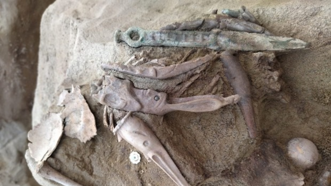 В Хакасии раскопали могилу младенца с кинжалом