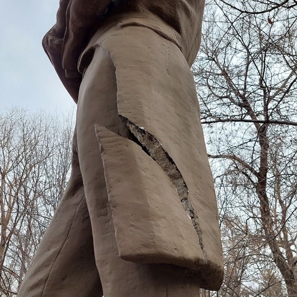 В Центральном парке повредили памятник Пушкину