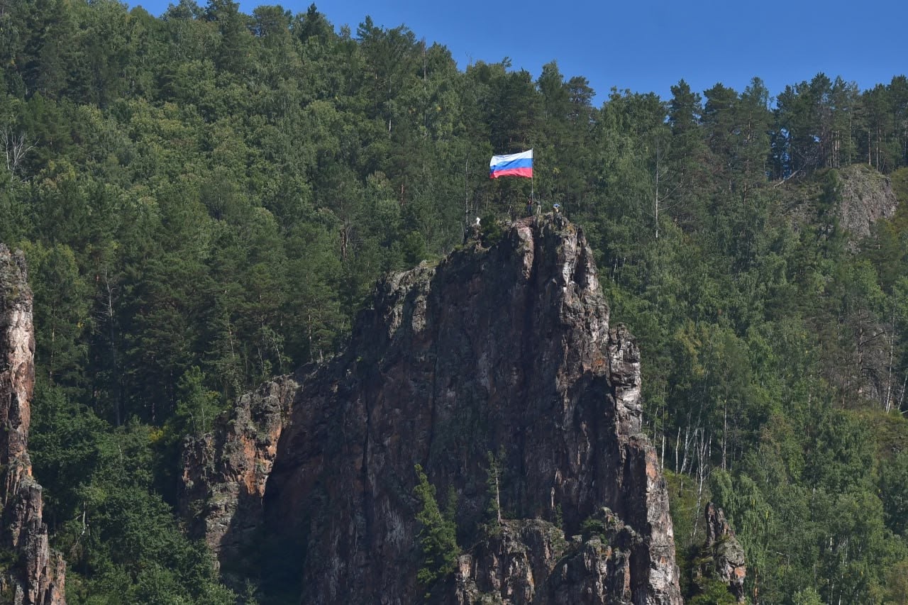 Флаг на скале