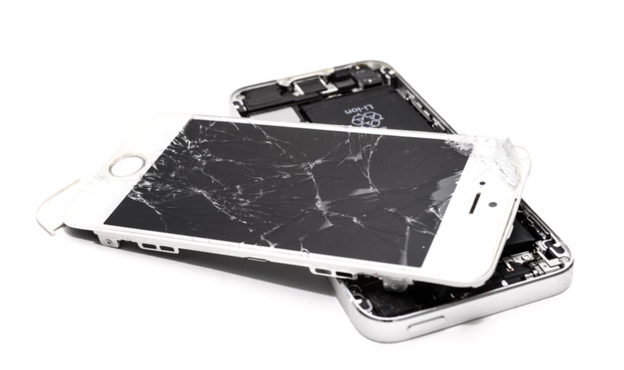 Сломанные смартфоны на столе
