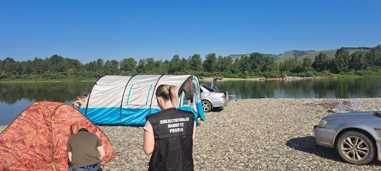 Маленькая девочка осталась без присмотра и утонула в реке Тубе в Красноярском крае