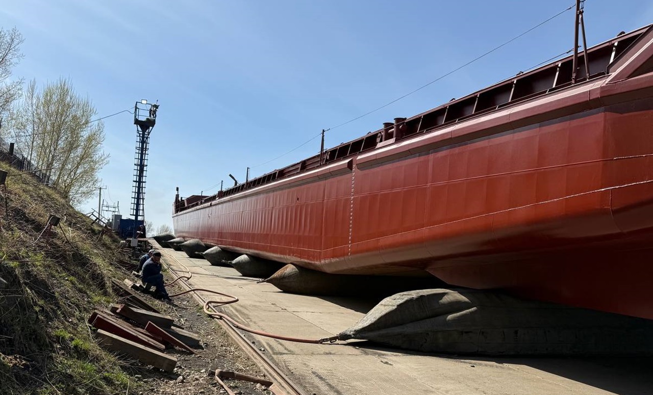 баржа смешанного плавания в красноярске, спуск баржи на воду