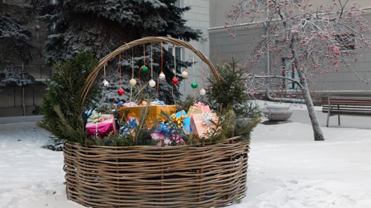 Улицы Красноярска украсят декоративными корзинами с подарками