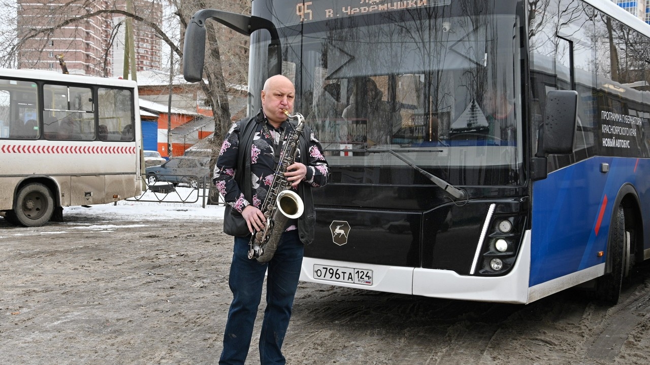 В автобусах Красноярска играет саксофонист
