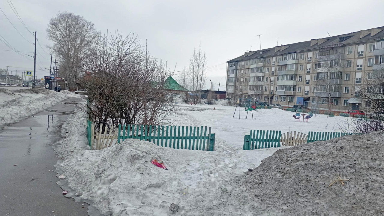 Ул. Ленина в Енисейске пока выглядит так, но людям нужны удобные пространства для отдыха рядом с домом
