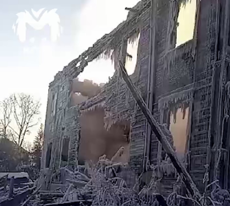 сгоревшее здание зимой