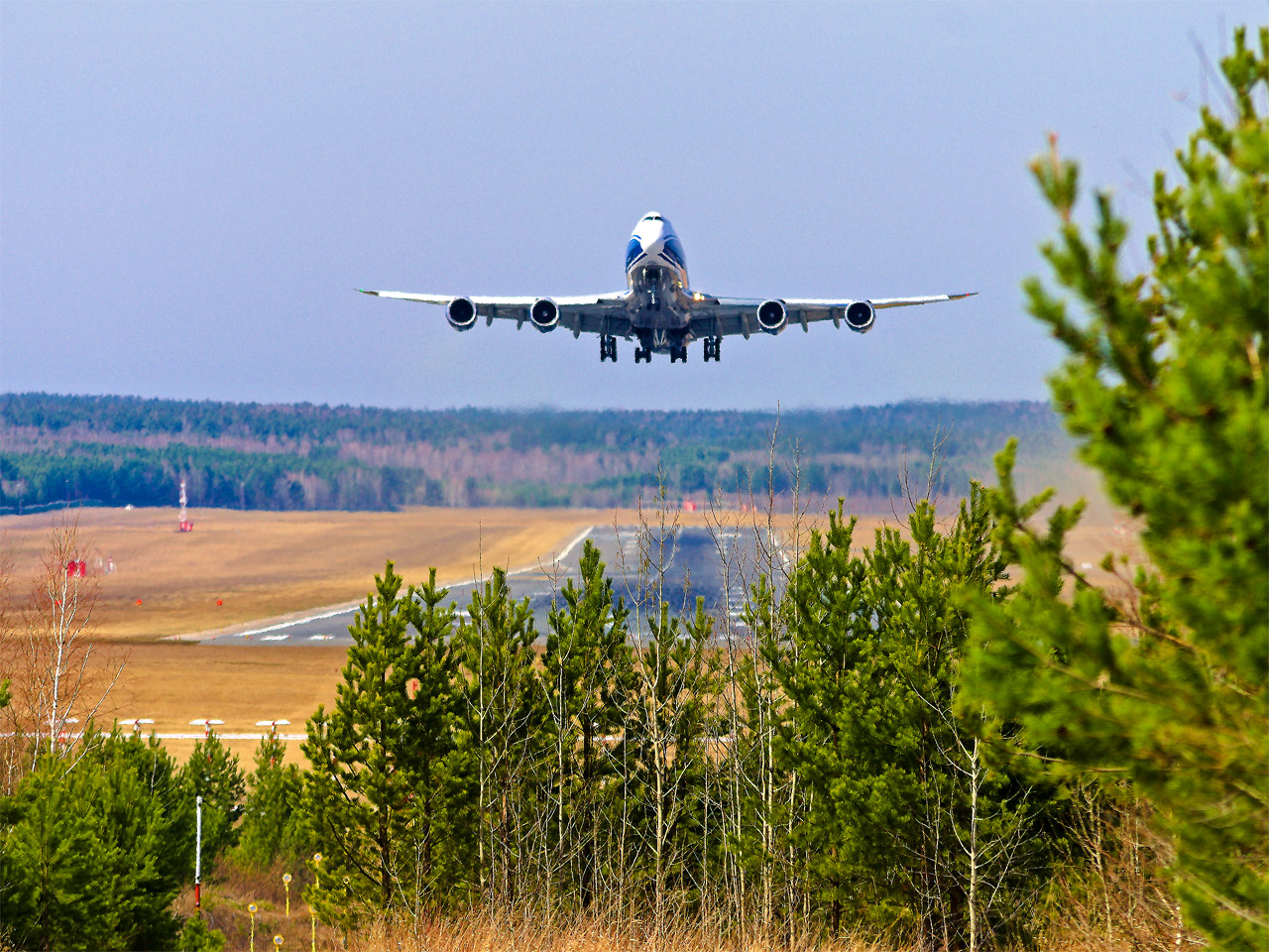 Boeing 777 идет на взлет в аэропорту Красноярска