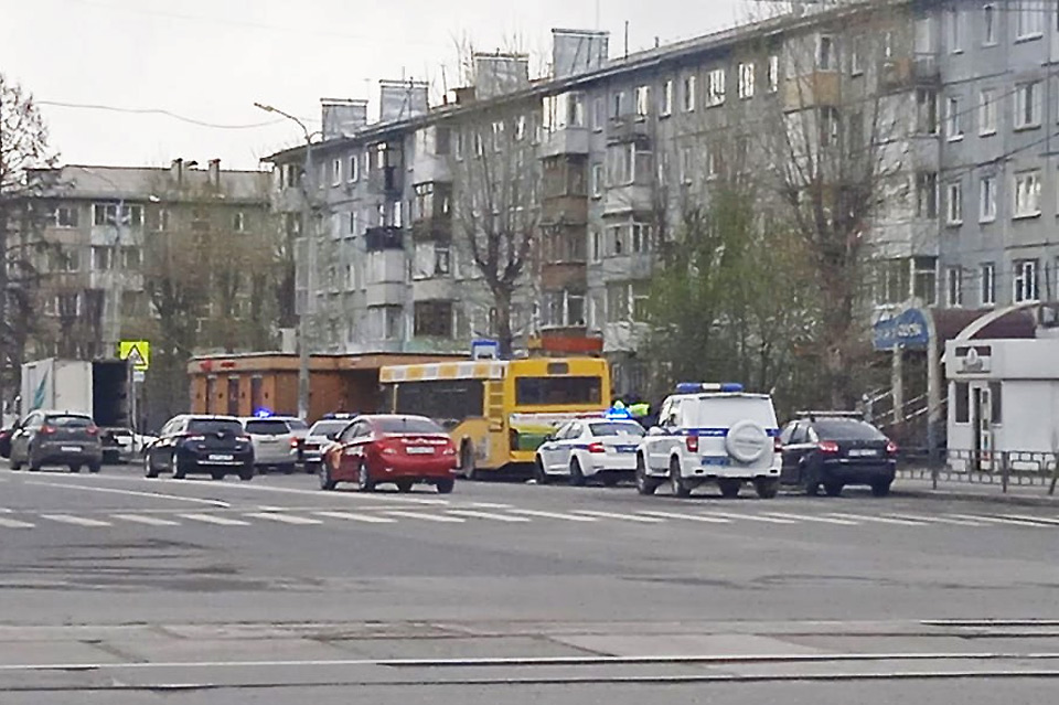 Автобус в Ачинске и полицеские машины