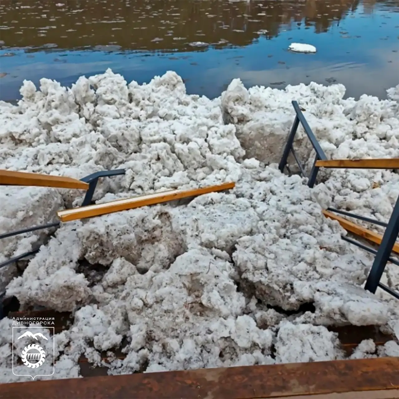 Набережную в Манском восстанавливают после повреждений ледоходом