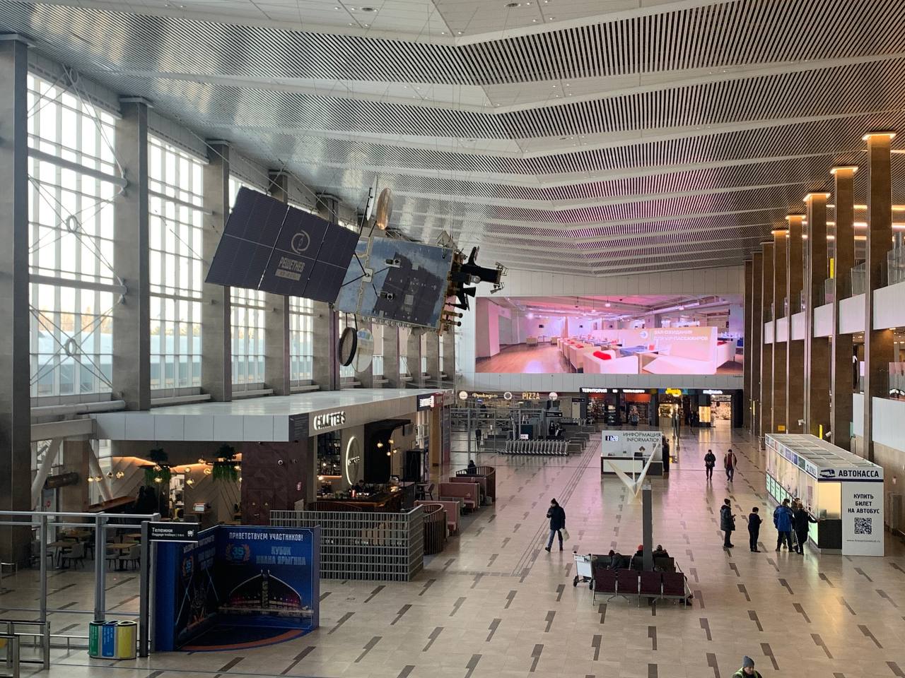зал аэропорт красноярск с большим экраном