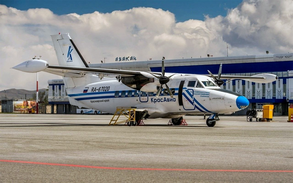 Самолет Л-410в аэропорту Абакана