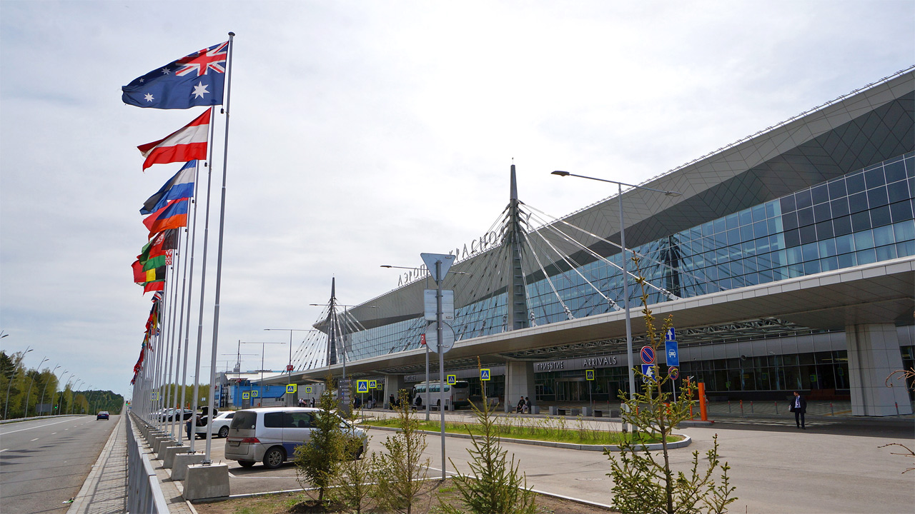 Среди множество флагов в аэропорту Красноярска есть символы и недружественных к России государств