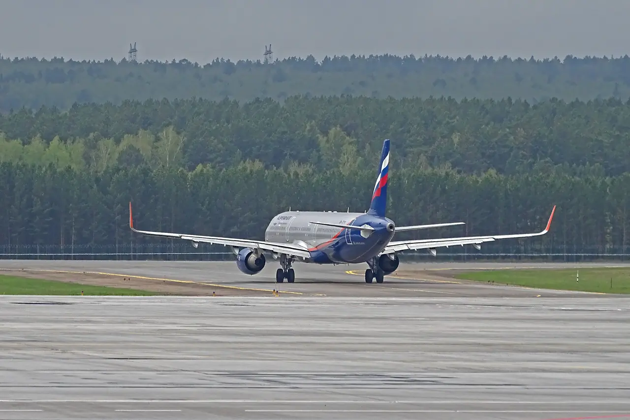 Самолет Аэрофлота выезжает на ВПП аэропорта Красноярск