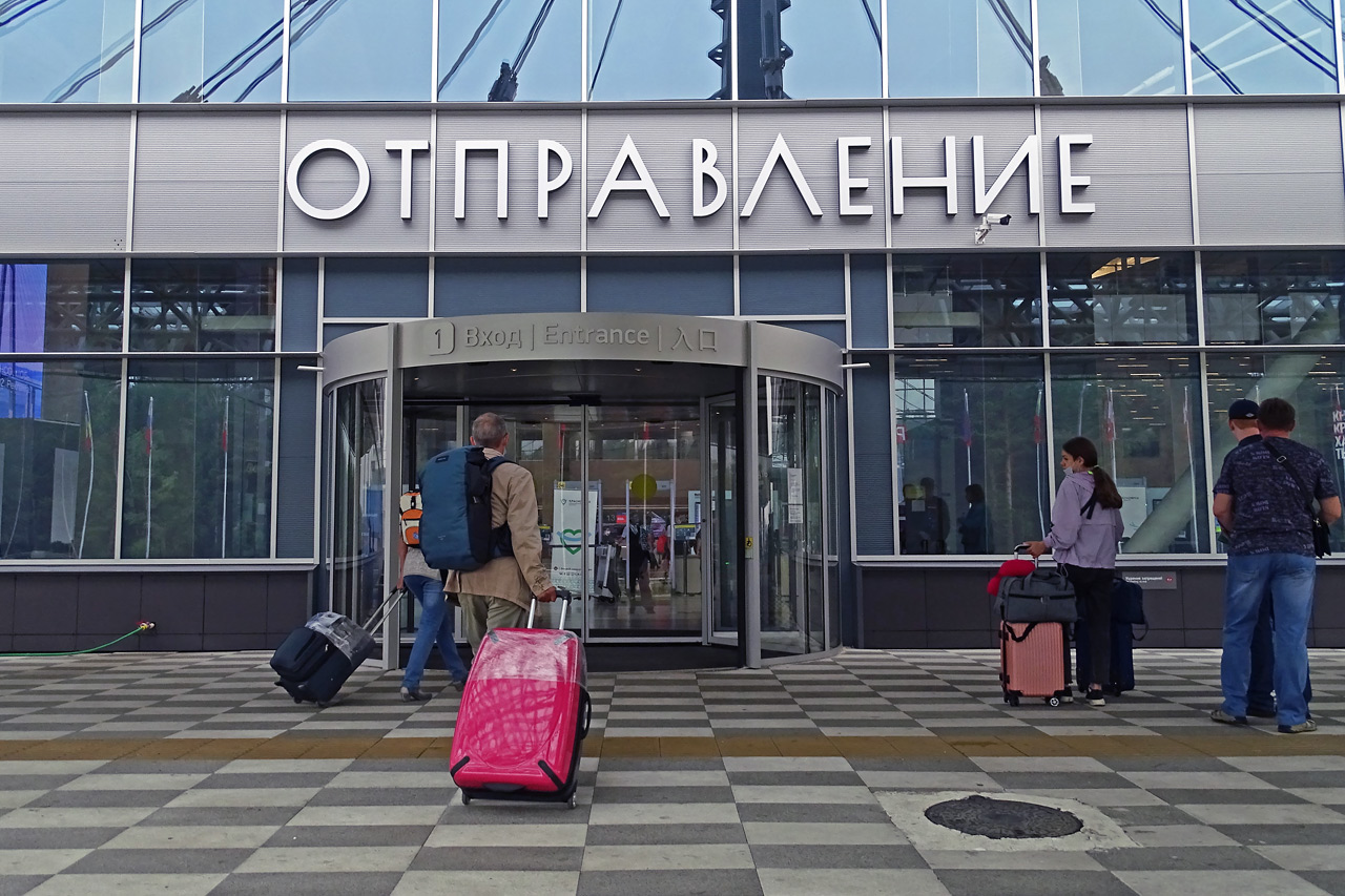 Аэропорт Красноярск - пассажиры - отправление - главный вход в терминал аэропорта