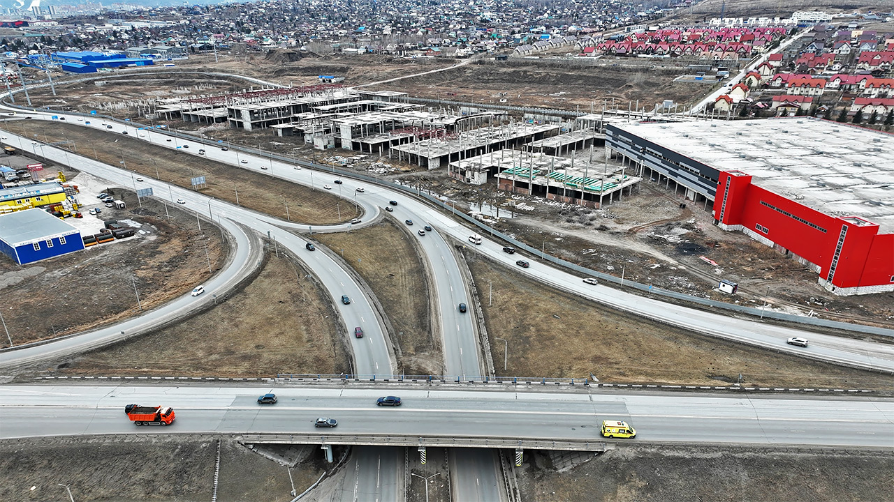 Недостроенный Торговый квартал на западном въезде в Красноярск (Ашан)