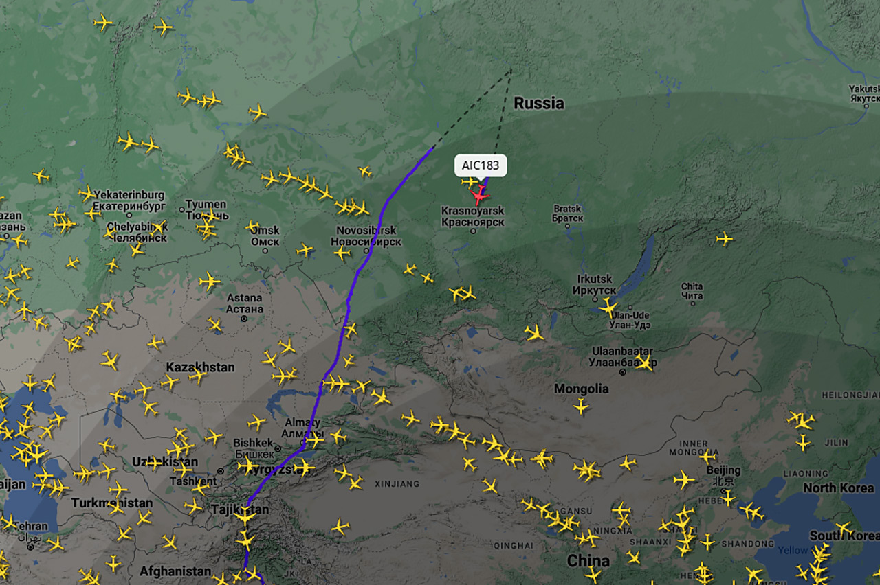 Пассажиры севшего в Красноярске «Боинга» Air India ожидают резервного борта из Дели