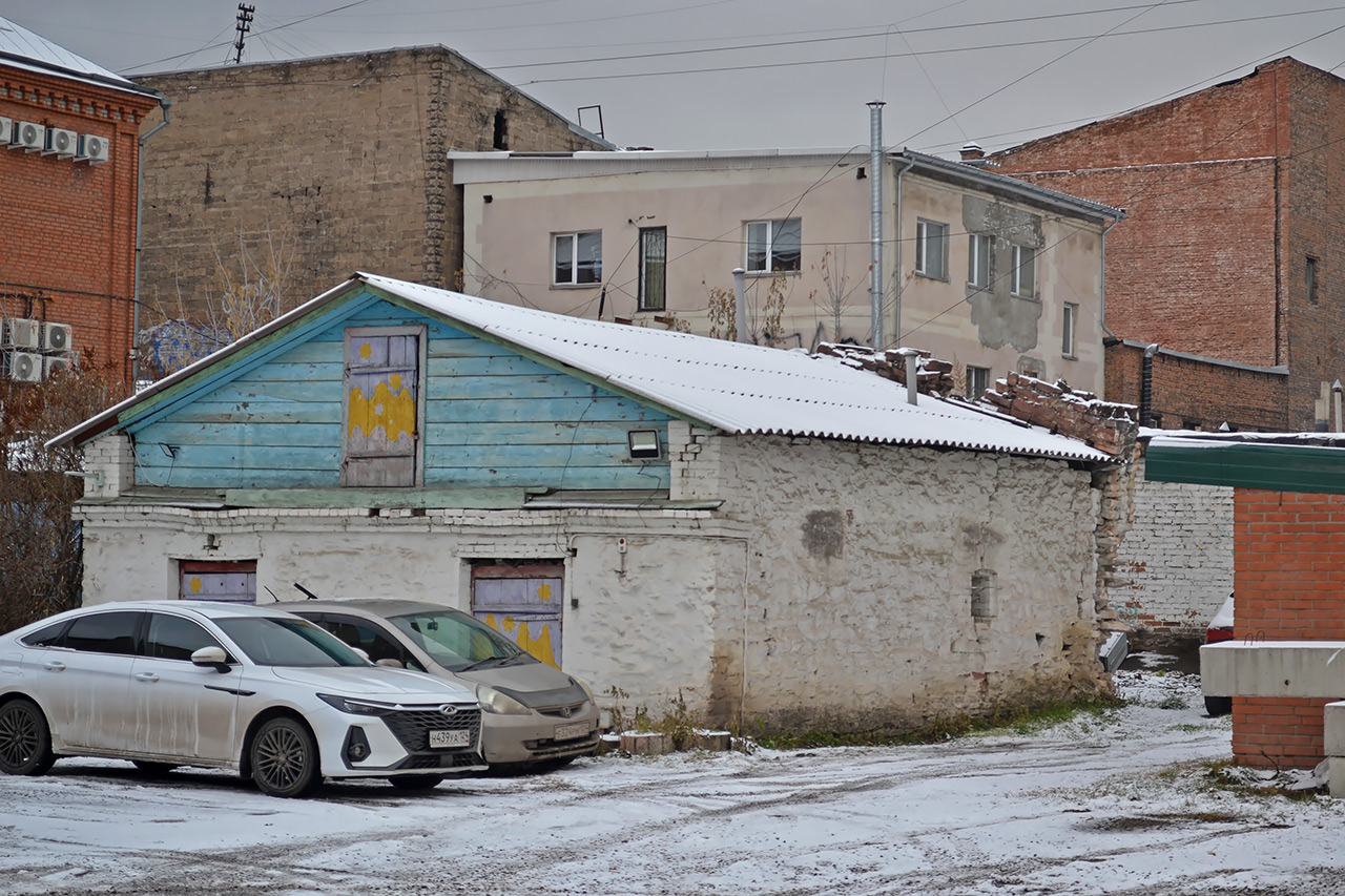 Во дворе здания на Кирова