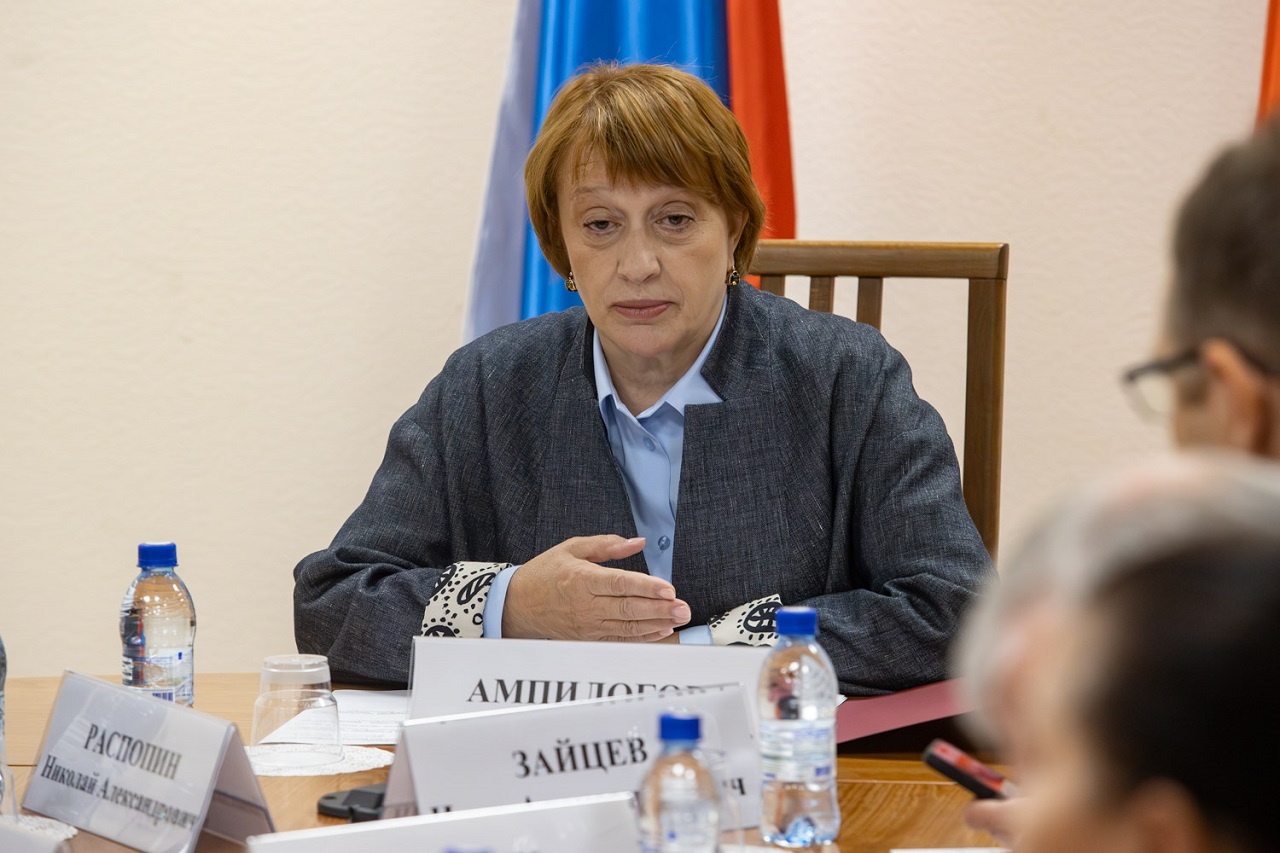 депутат ЗС Ампилогова