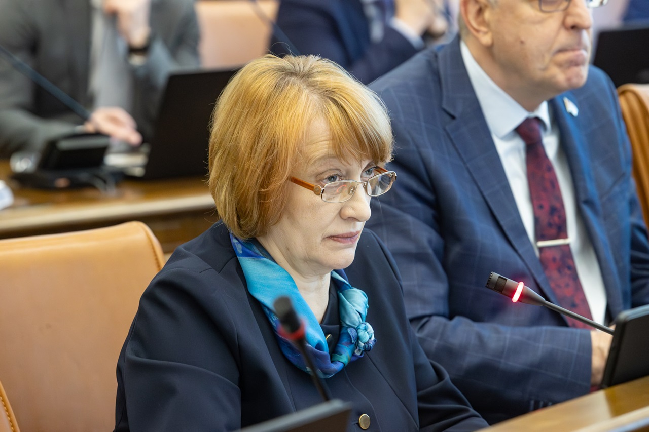 депутат ЗС Ампилогова