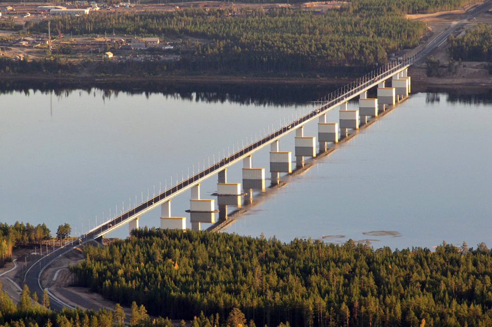 Мост через реку Ангара чуть ниже с. Богучаны в Красноярском крае