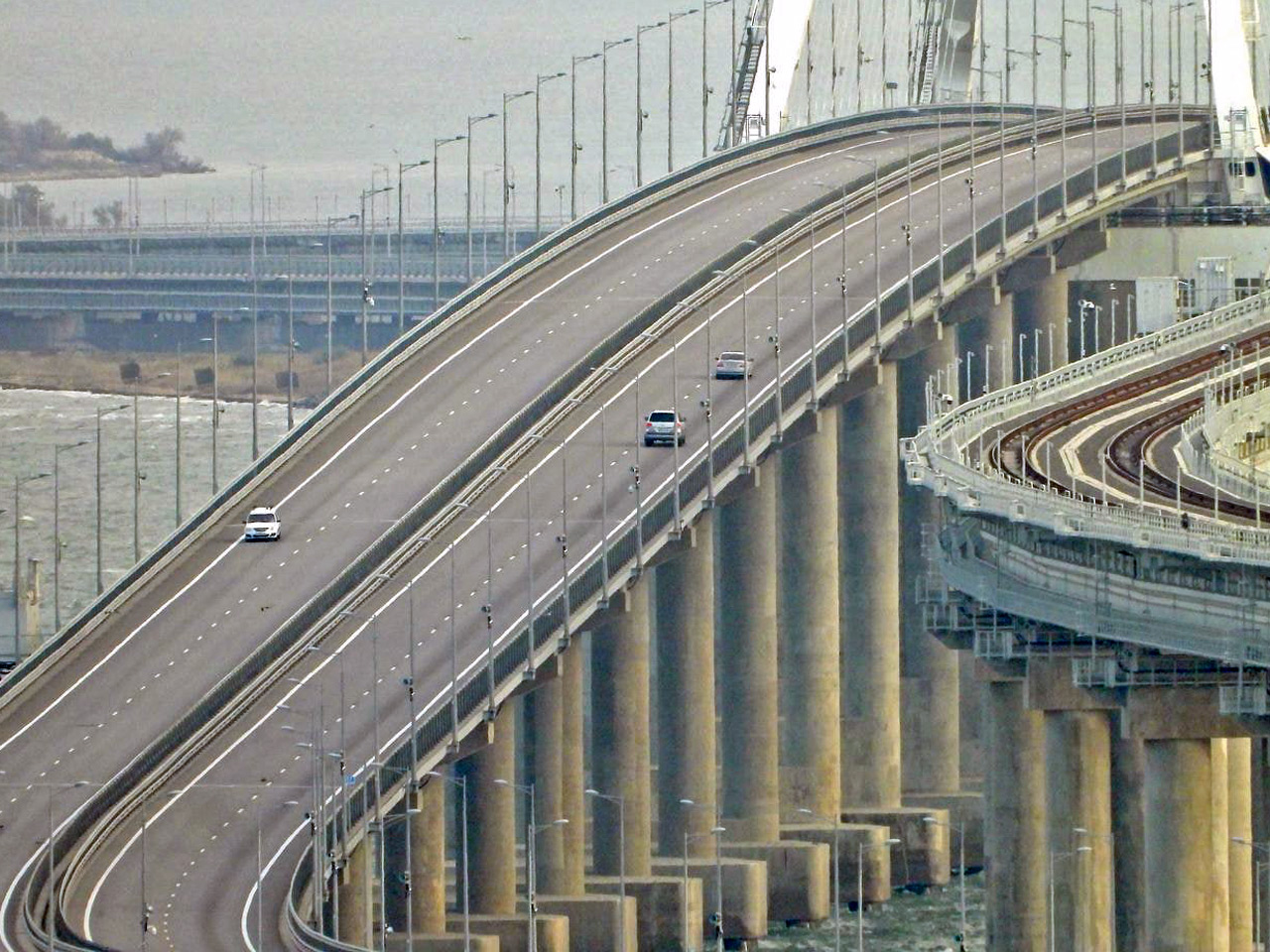 По Крымскому мосту поехали автомобили