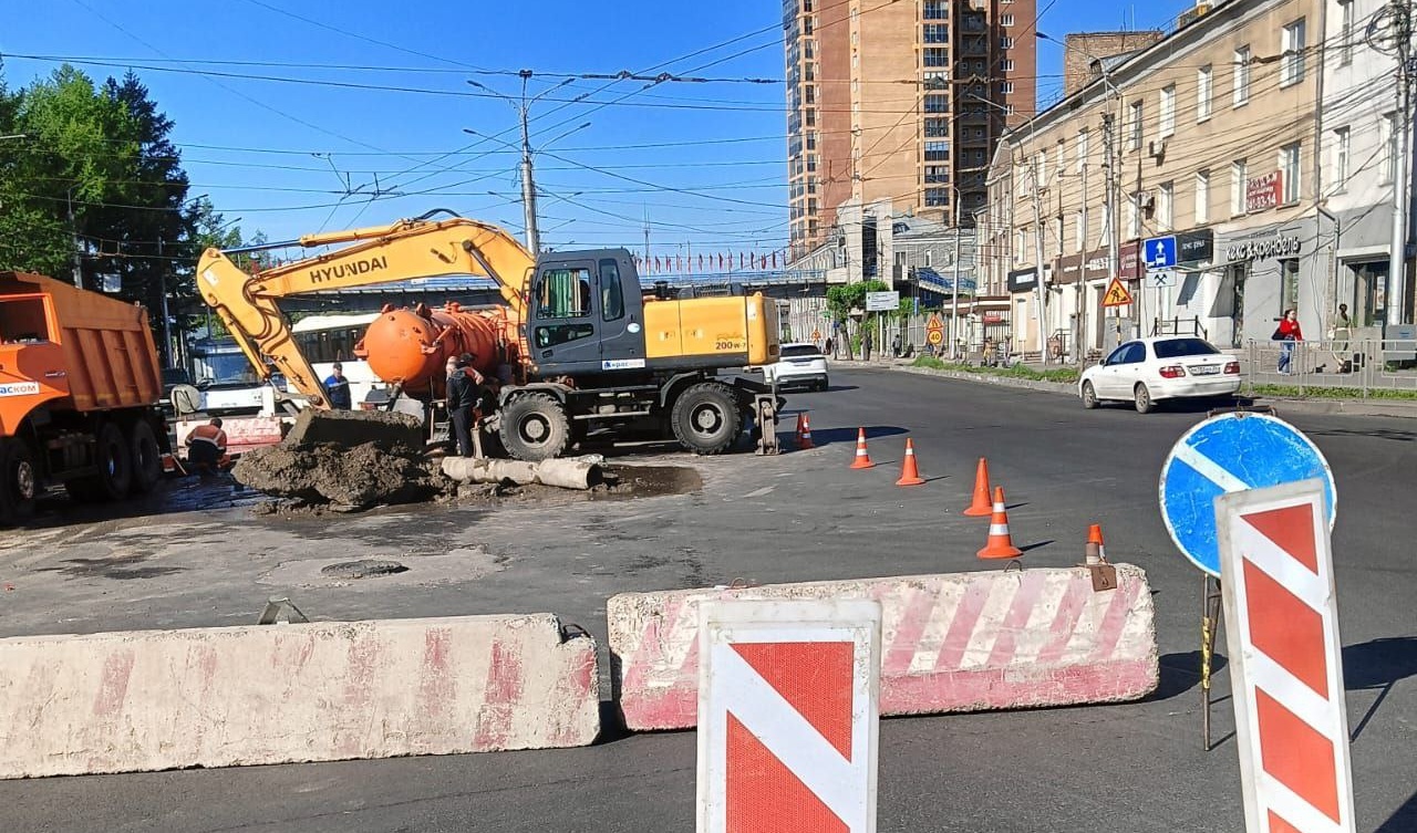 аварийные работы коммунальщиков на дороге
