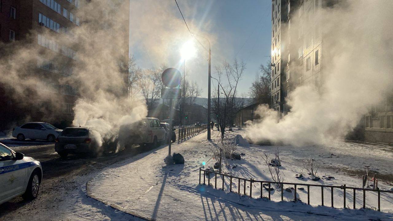 вода вылилась на дорогу