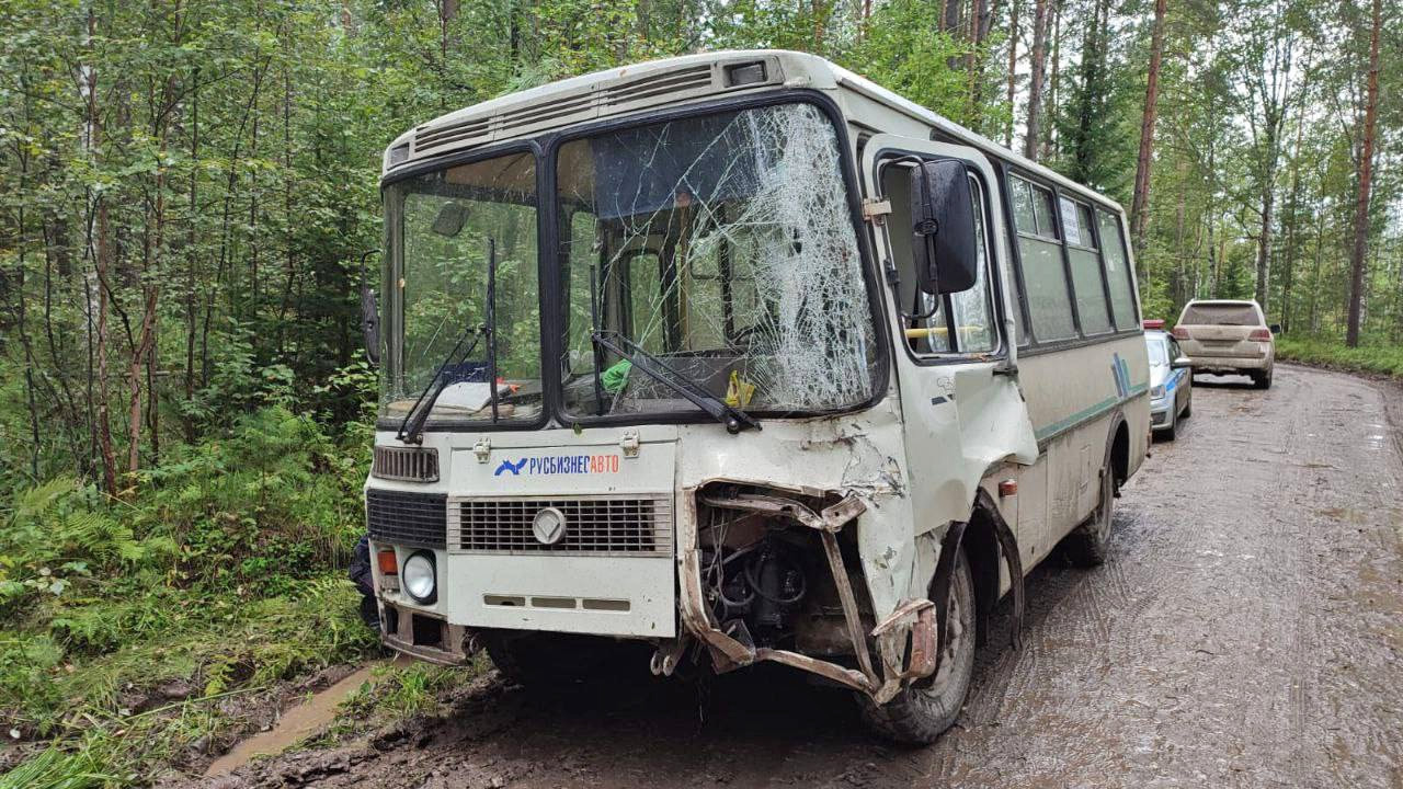 Постадавший автобус на трассе Курагино - Черемшанка