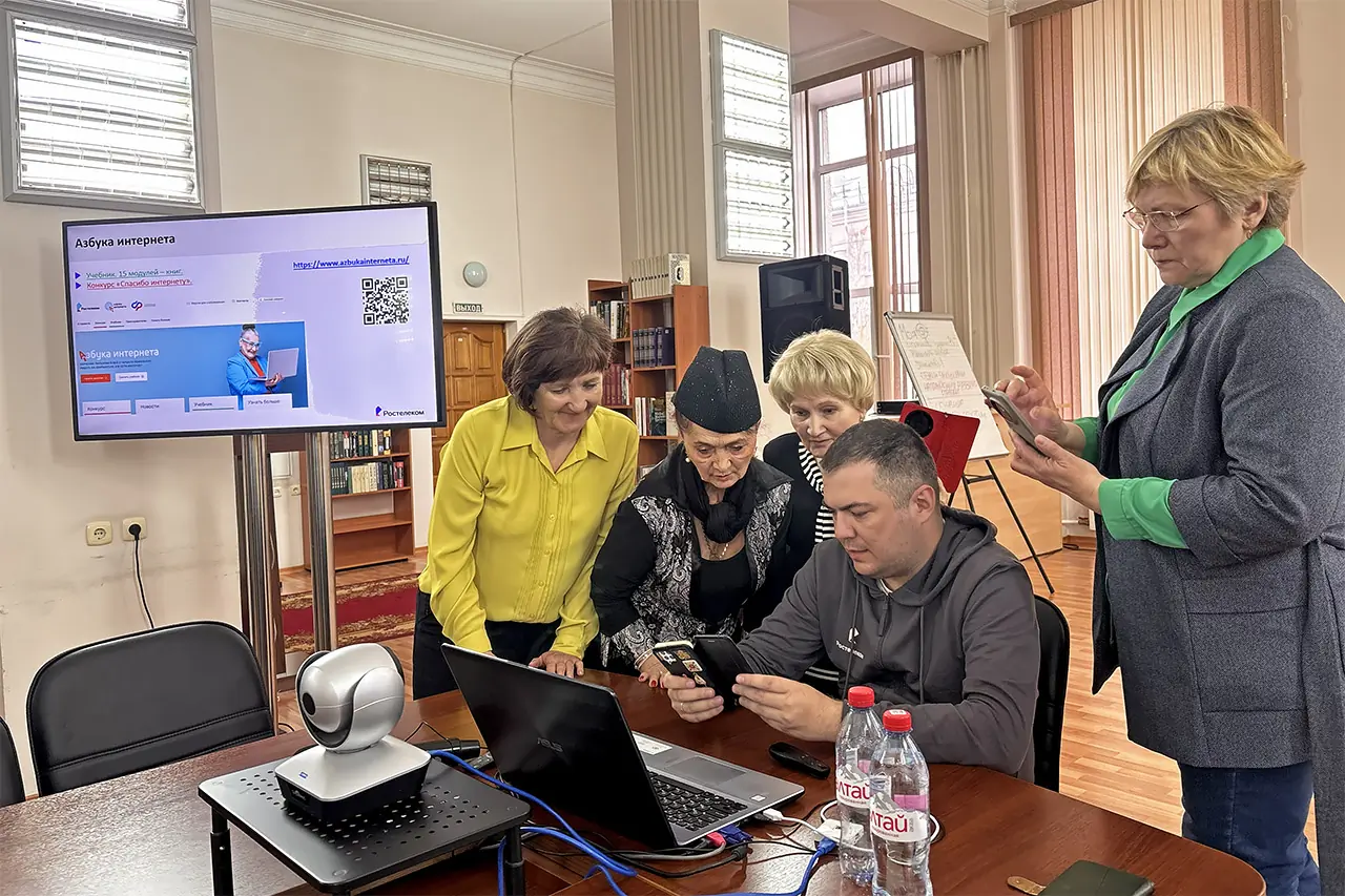 Бабушки учат азбуку интернета от Ростелеком