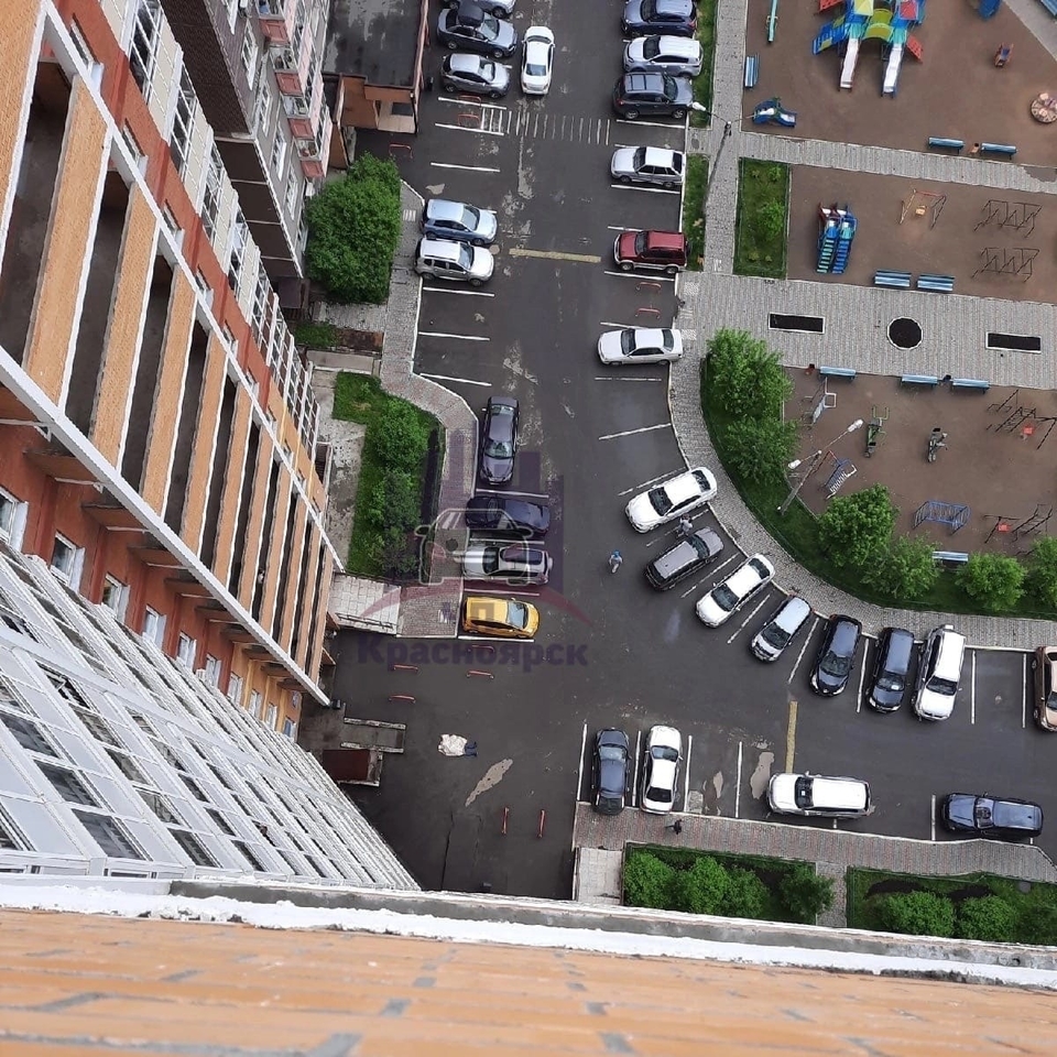 Мужчина выпал из окна многоэтажки в Покровском