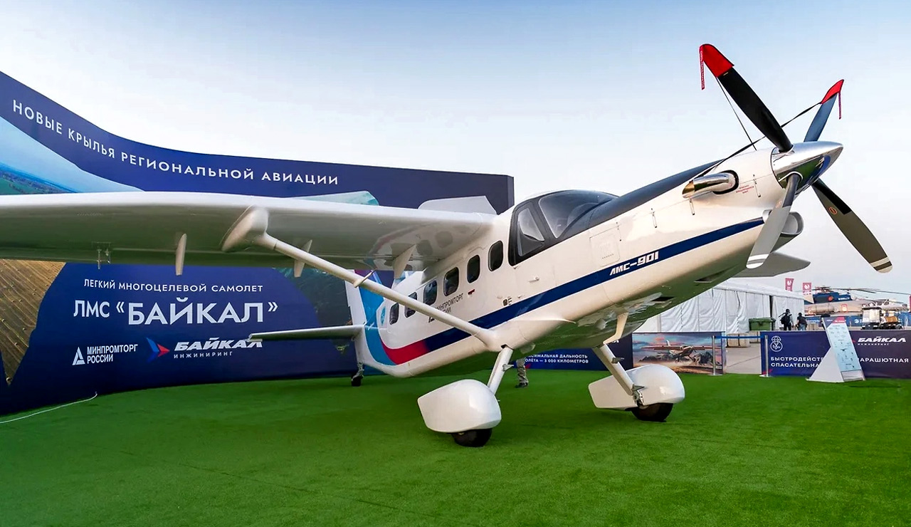 Самолет Байкал на выставке