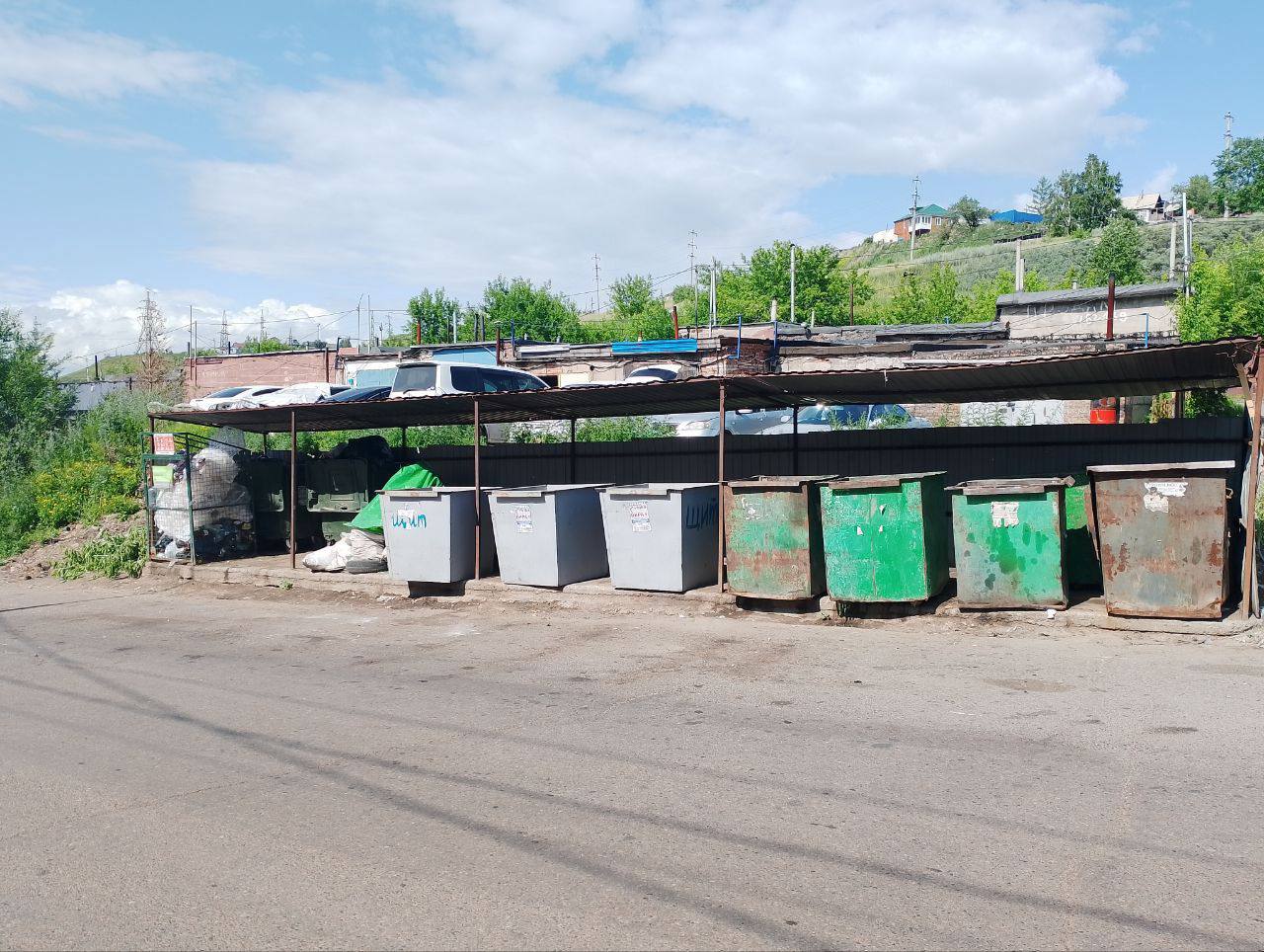 пустые мусорные баки