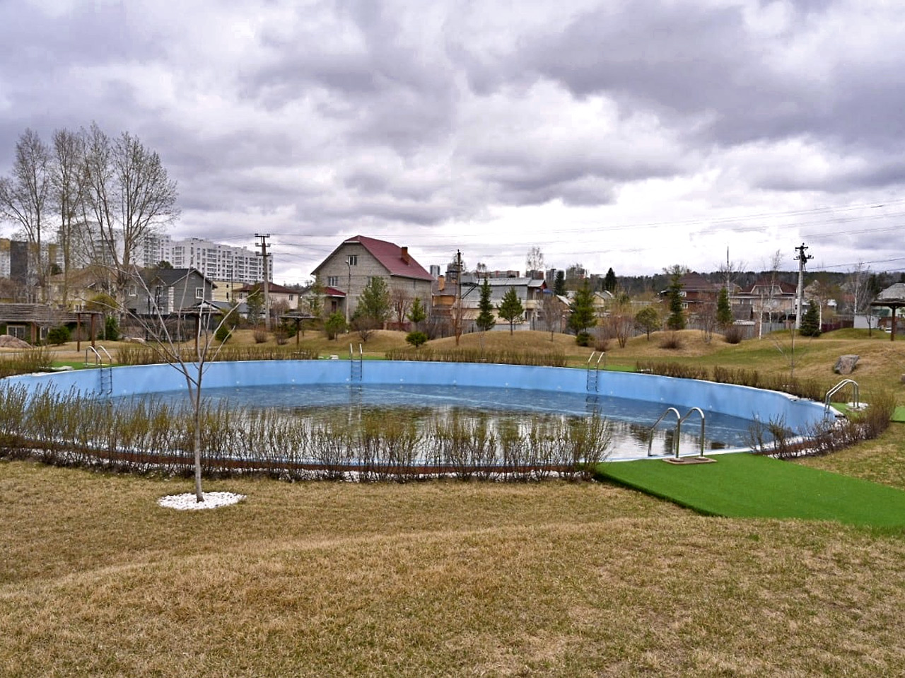 Бассейн в новом парке в Ветлужанке Роев ручей