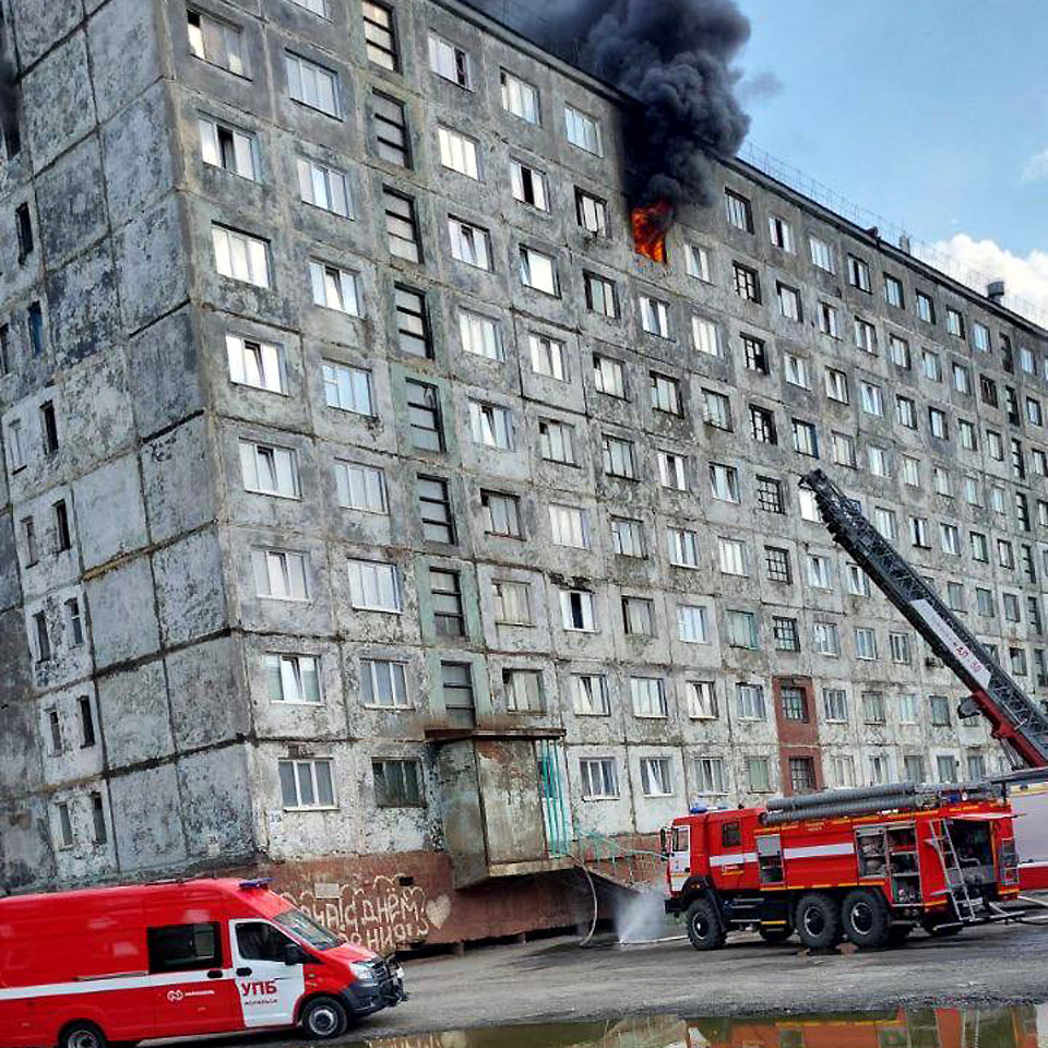 В Норильске загорелась квартира в 9-этажном доме