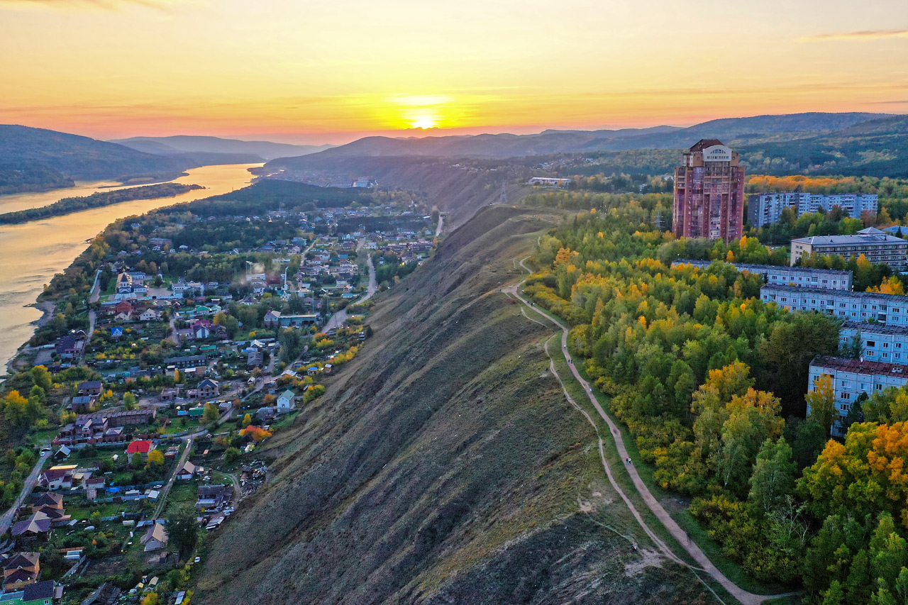 Красивый берег Академгородка Красноярска