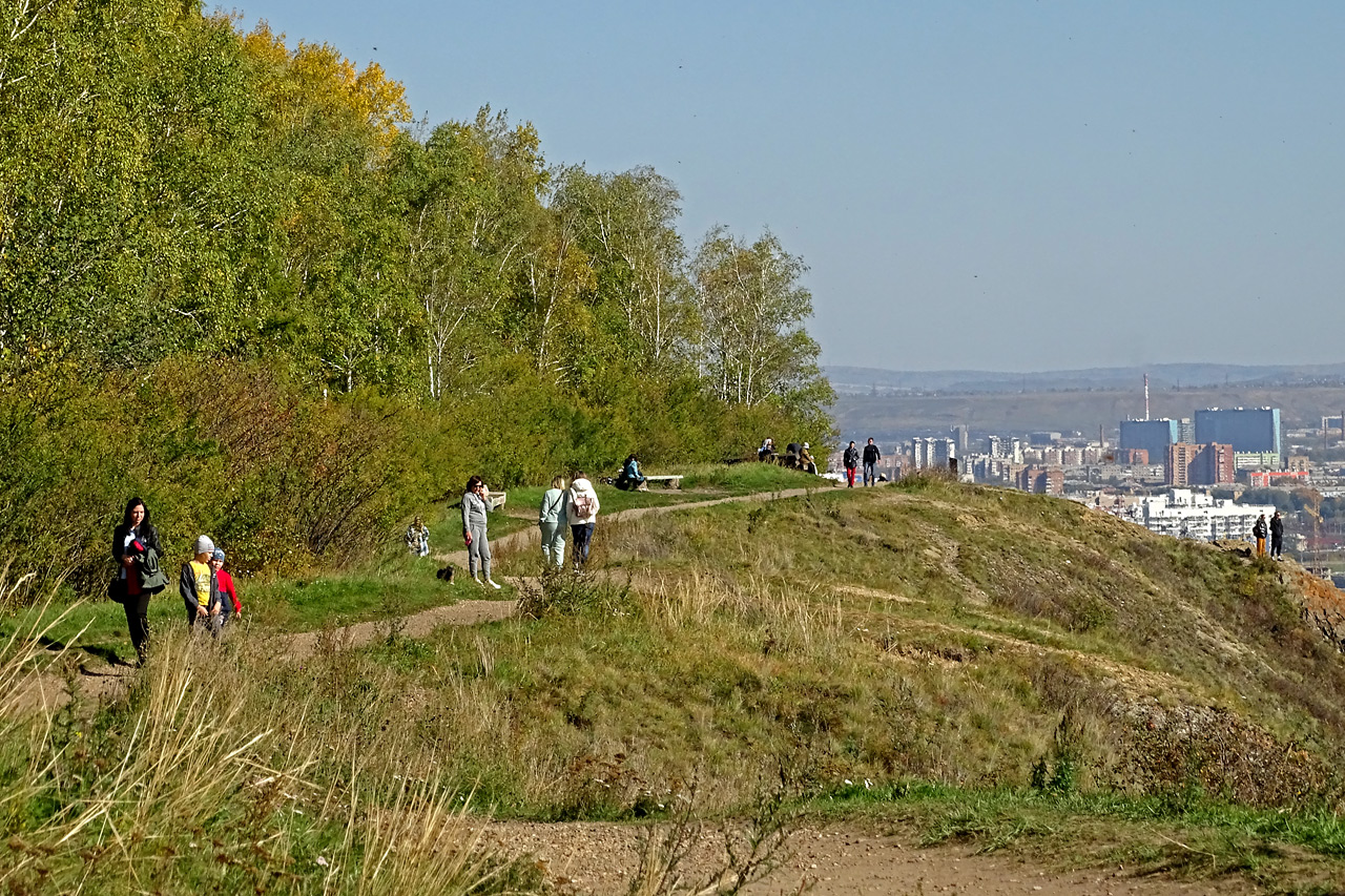 Люди на Красивом берегу Академгородка Красноярска