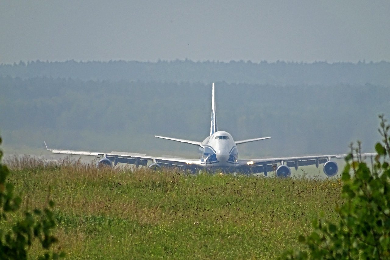 Boeing-747 AirBridgeCargo на ВПП аэропорта Красноярск