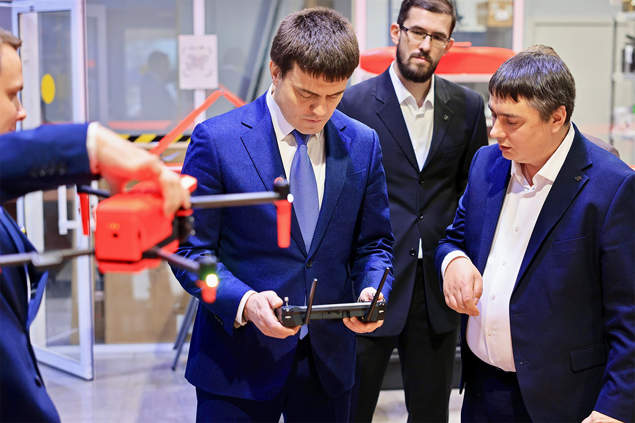 Михаил Котюков на предприятии, где производят БАС