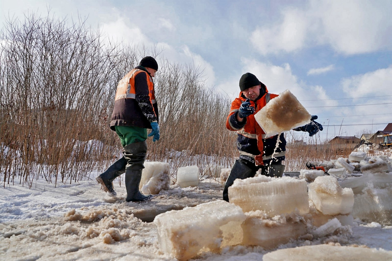 Лед убирают с берегов Бугача