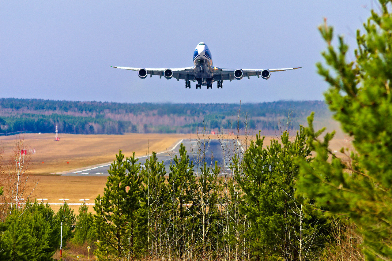 Грузовой Боинг - 777 над взлетной полосой в Красноярске