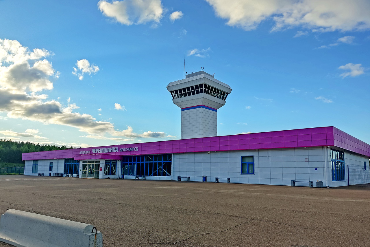 Терминал аэропорта Черемшанка вид в три четверти
