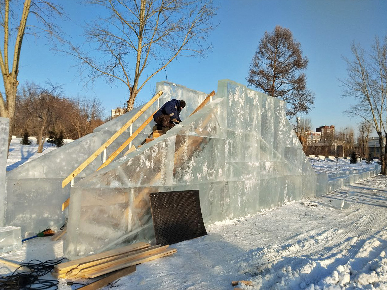 Строительство ледяной горки в сквере Чернышевского в Красноярске