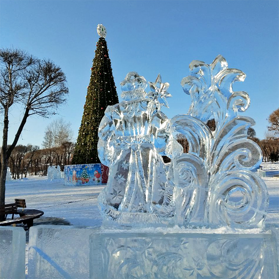 Новогодние ледяные фигуры в сквере Чернышевского в Красноярске