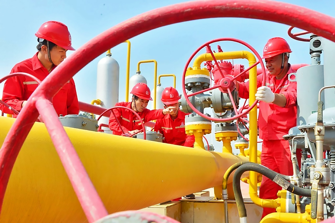 китайцы работают на газопроводе