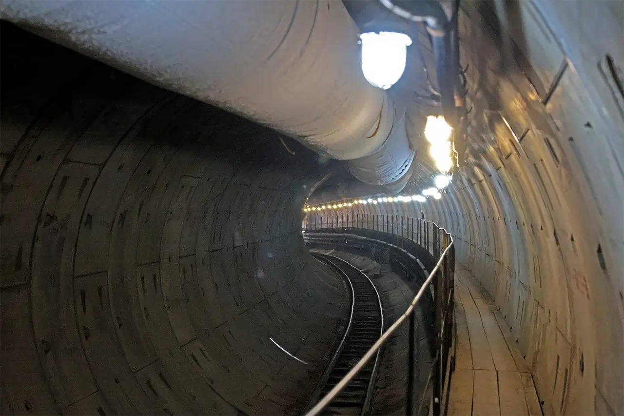 Тоннель метро под землей