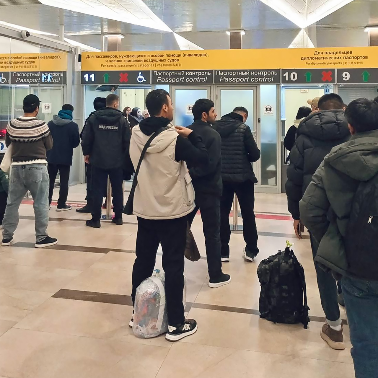 Паспортный контроль в аэропорту Красноярск