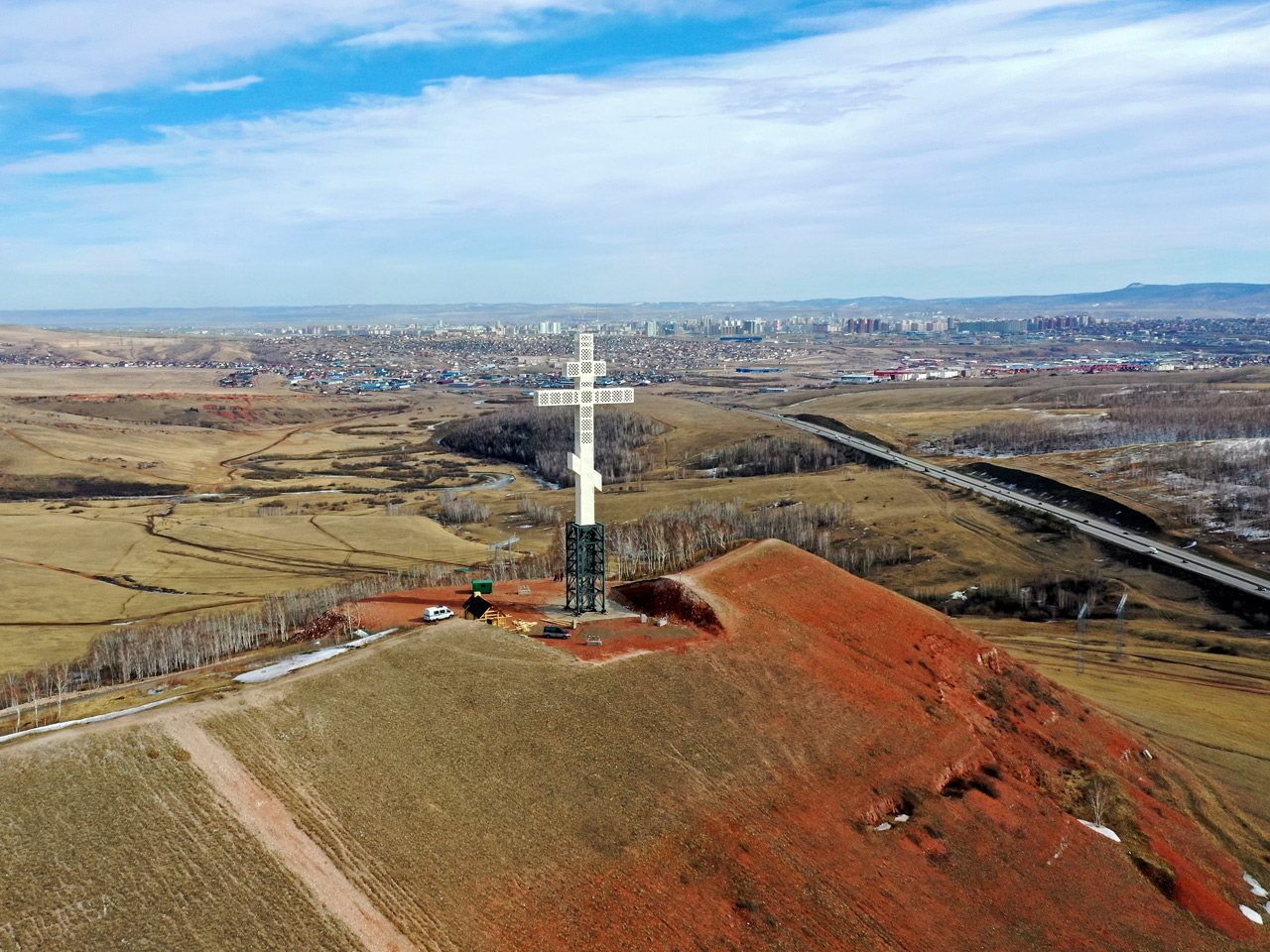 Крест на Дрокинской горе под Красноярском - вид сверху