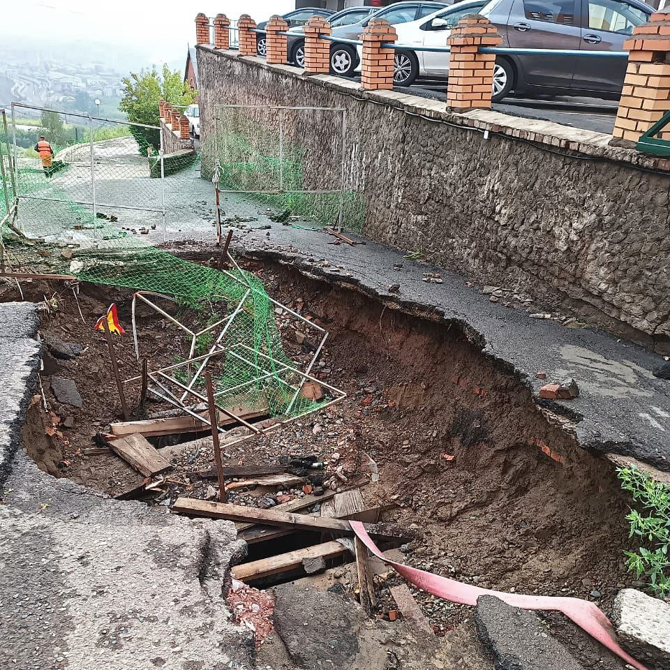 От сползающего склона асфальт трескается, туда проникает вода, а затем случается вот это