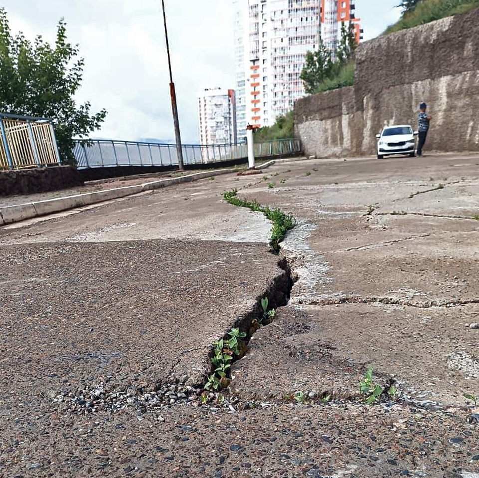 Трещина на асфальте в Студгородке