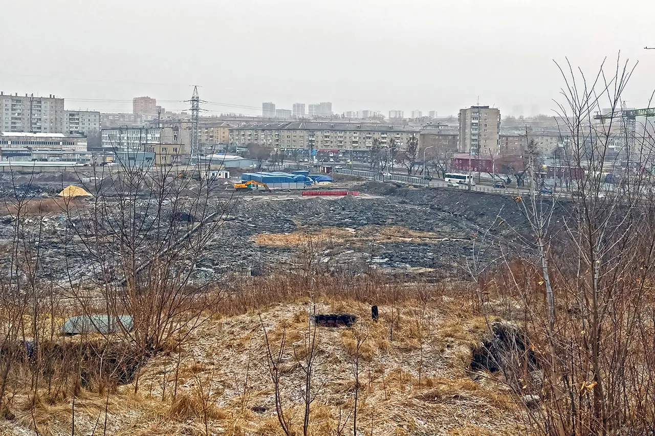 Территория под электродепо, конец апреля